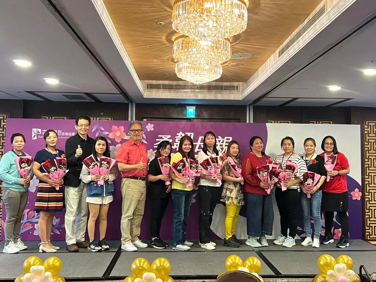 協會張德明理事長左5、羅紹和執行長左3與獲獎的柔韌母親們開心合影 0
