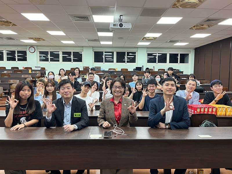 台灣尤努斯基金會董事長蔡慧玲為臺大校友，率領團隊到臺大宣傳第四屆台灣尤努斯創新 0