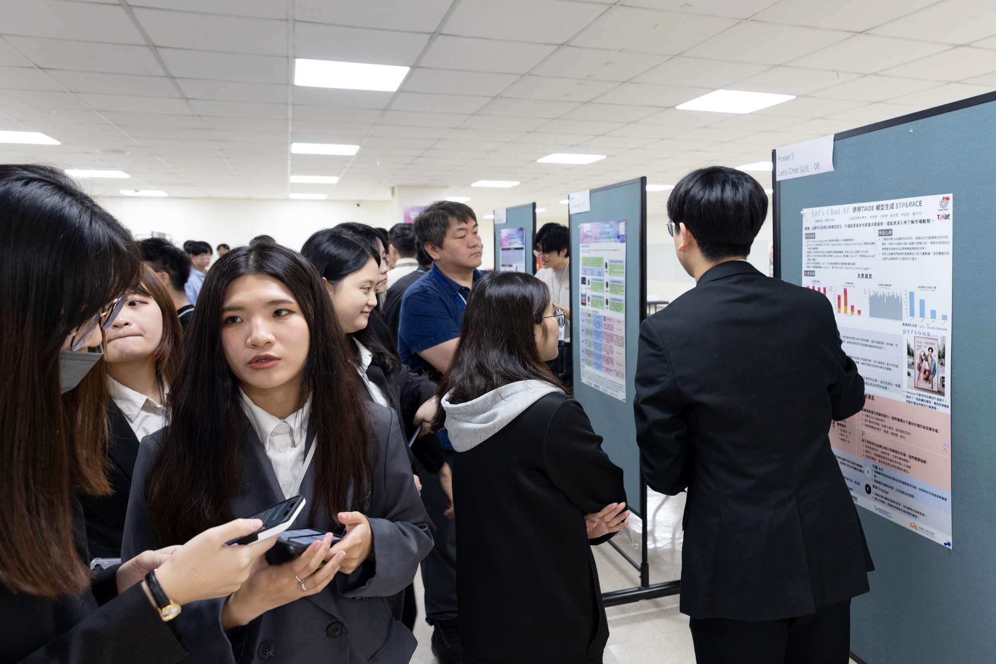 長庚大學攜手人工智慧學會辦理AI論壇 逾百人共襄盛舉 圖2 海報區互動 0