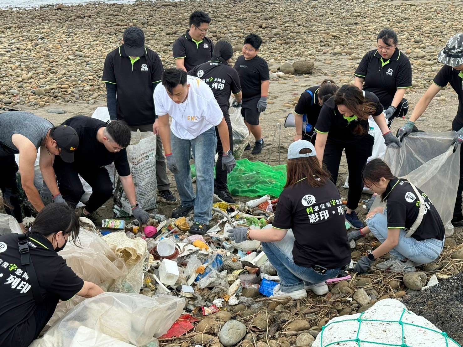 圖三、科宇員工和家屬們冒雨淨灘，清理大量廢棄物 0