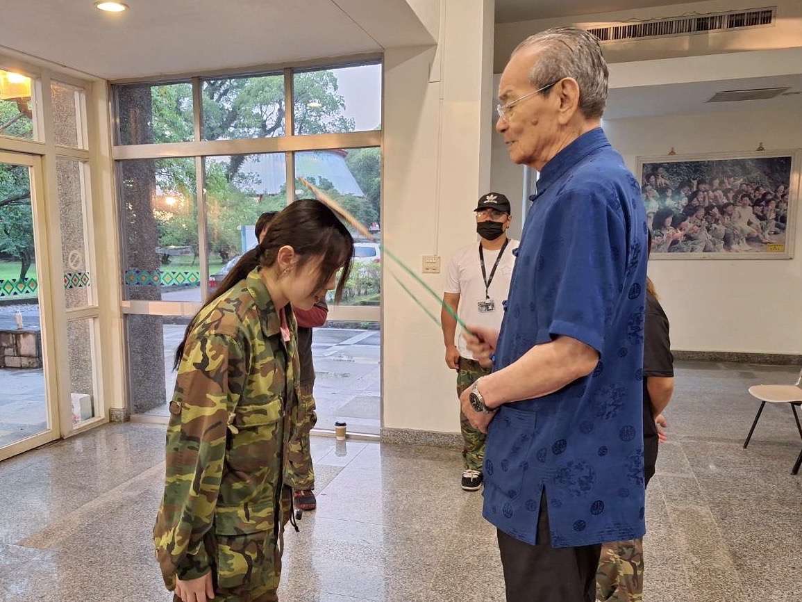 圖說一：新生醫專董事長劉奕彩用智慧棒輕點學生，開啟成年禮的序幕。圖：新生醫專提 0