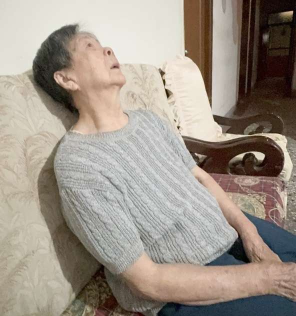 圖說談及兒子，阿嬤頻頻抬起頭不讓眼淚落下