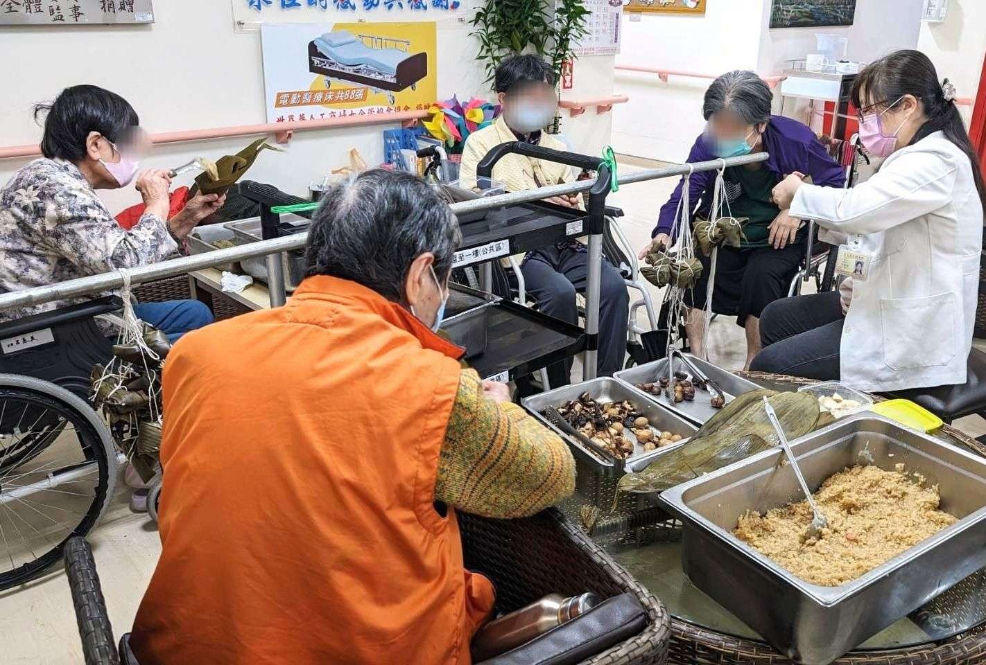 本院附設護理之家奶奶們開心包粽子 0
