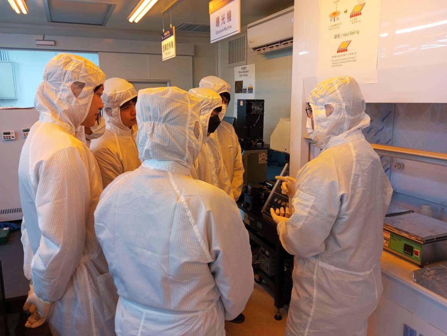 龍華科大半導體系攜手南亞科 助學子接軌職場 龍華科大半導體系與南亞科簽定訂單式就業學程 3 0