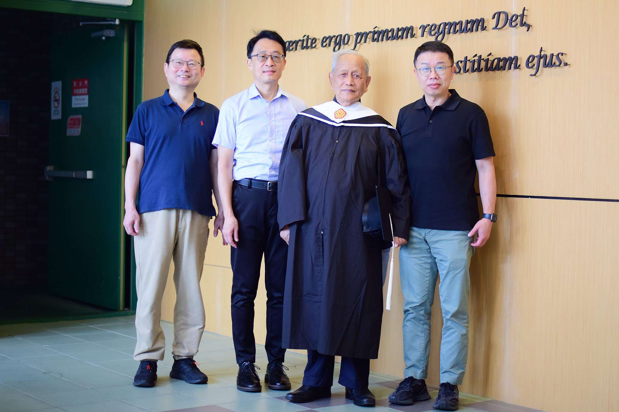 活到老學到老!前教部副統計長周義祥高齡89歲拿中原大學碩士 03 中原大學最高齡畢業生周義祥和宗研所教師們合影。左起為指導教授王學晟、校牧室主 0