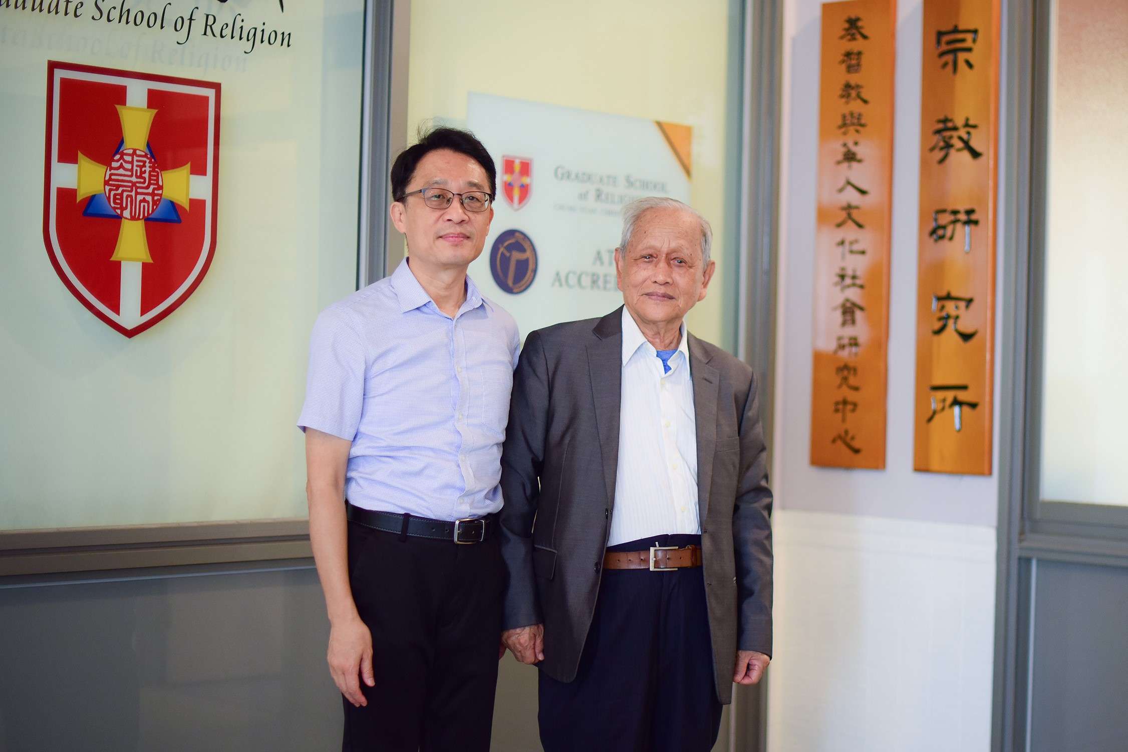 04 中原大學宗教研究所教授兼校牧室主任歐力仁左肯定周義祥同學是所有研究生的典範，