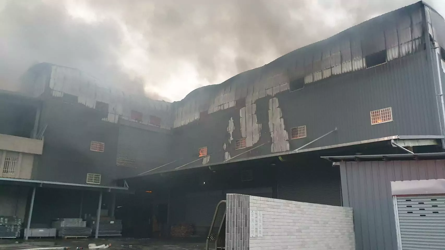 【有片】大溪大鶯路工廠驚傳火警 黑煙竄天幸無人傷亡 【有片】大溪大鶯路工廠驚傳火警 黑煙竄天幸無人傷亡