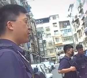 女精神病發強制送醫 龜山警這暖心舉動獲網大讚