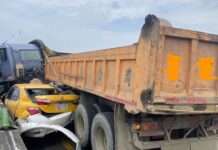 國3半聯結車爆胎失控猛衝分隔島 2轎車遭撞慘成廢鐵