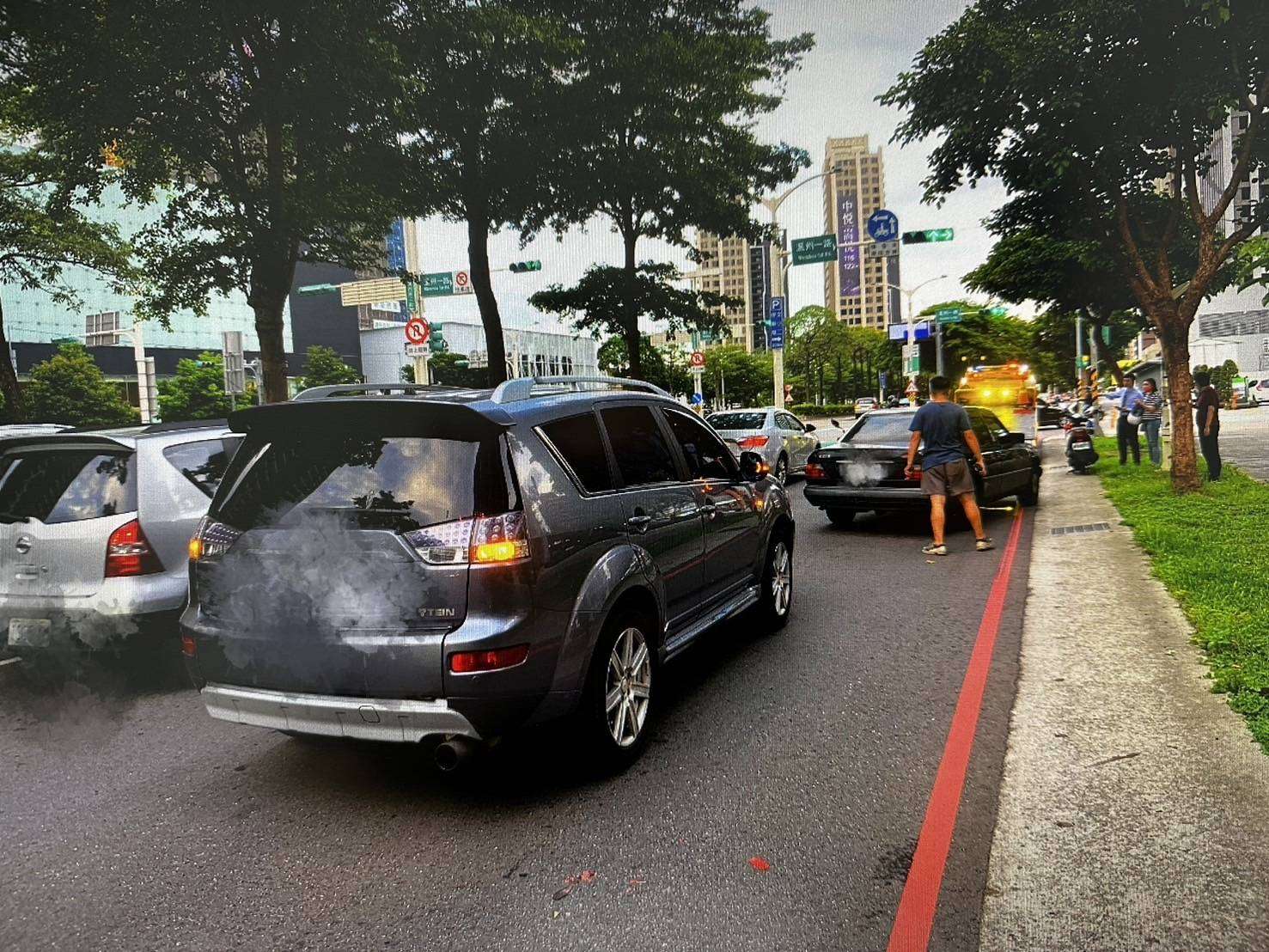 【有片】拖吊車鋼纜斷裂!轎車「溜滑梯」後方騎士慘遭擊落 1845299