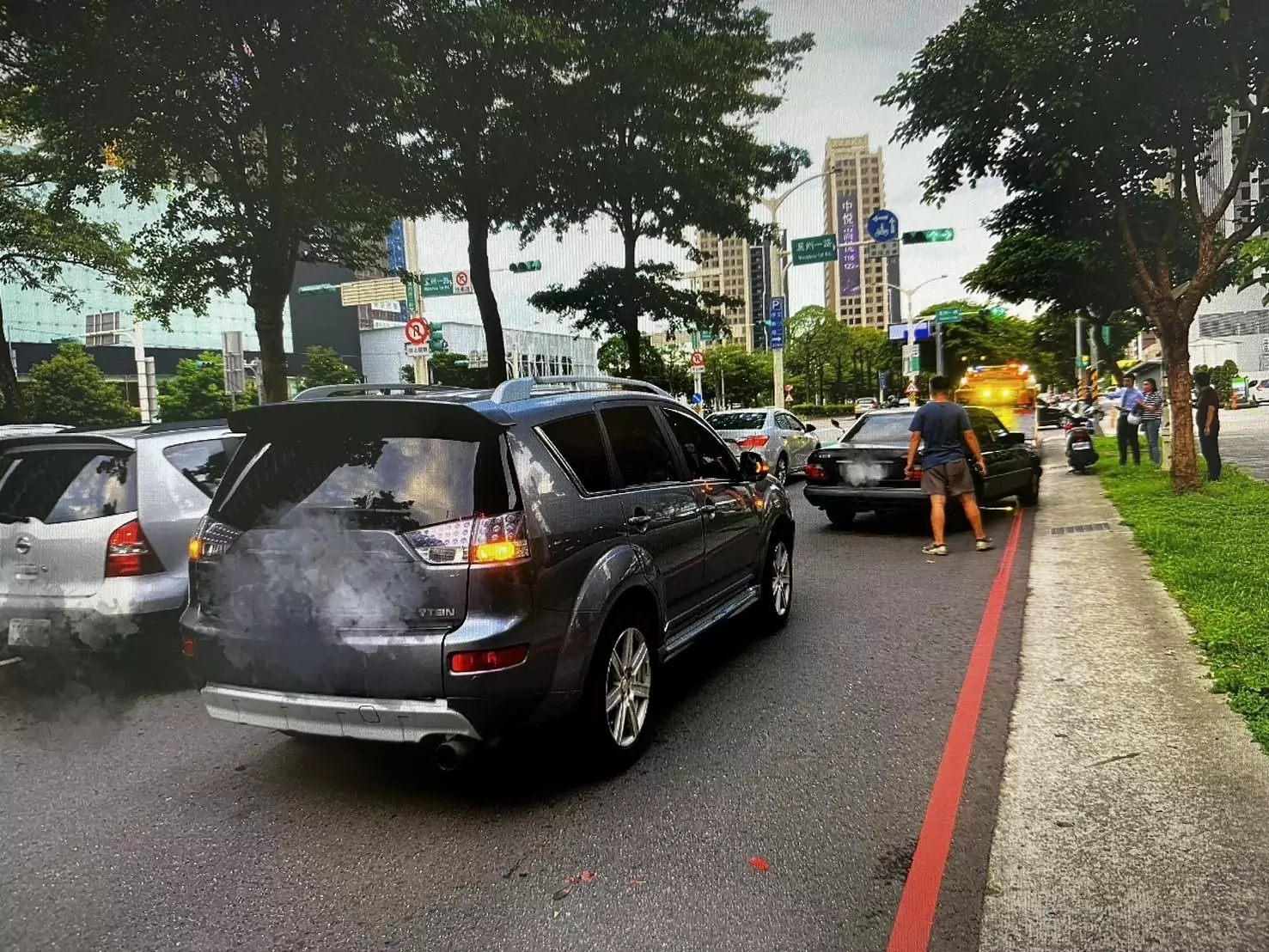 【有片】拖吊車鋼纜斷裂!轎車「溜滑梯」後方騎士慘遭擊落 1845299
