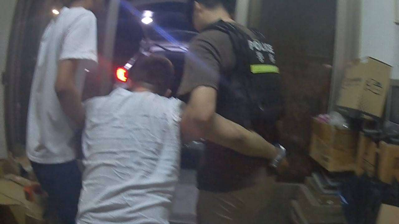 通緝男負傷躲紙箱 難逃鷹眼查緝遭逮捕 1846329 0