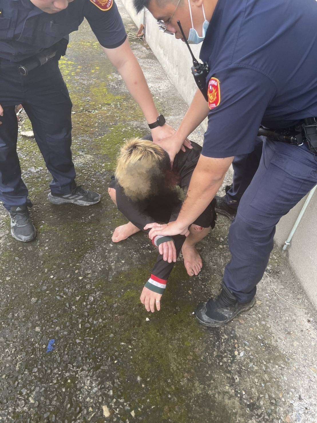 男遭通緝見警逃 車上驚見改造槍枝和毒品 1847486