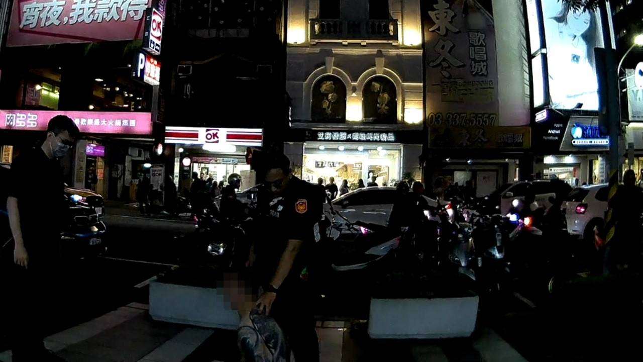 【有片】赤膊男情緒失控暴打路人 桃園快打警力火速壓制 1851317