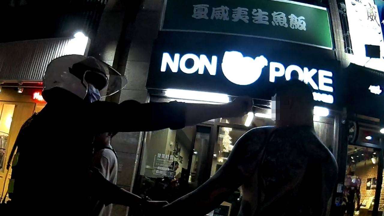 【有片】赤膊男情緒失控暴打路人 桃園快打警力火速壓制 1851318