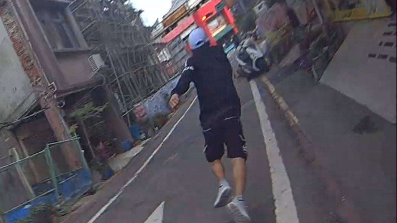 好糗!失聯移工見警察拔腿逃 「仆街」慘摔畫面曝 1859055 0