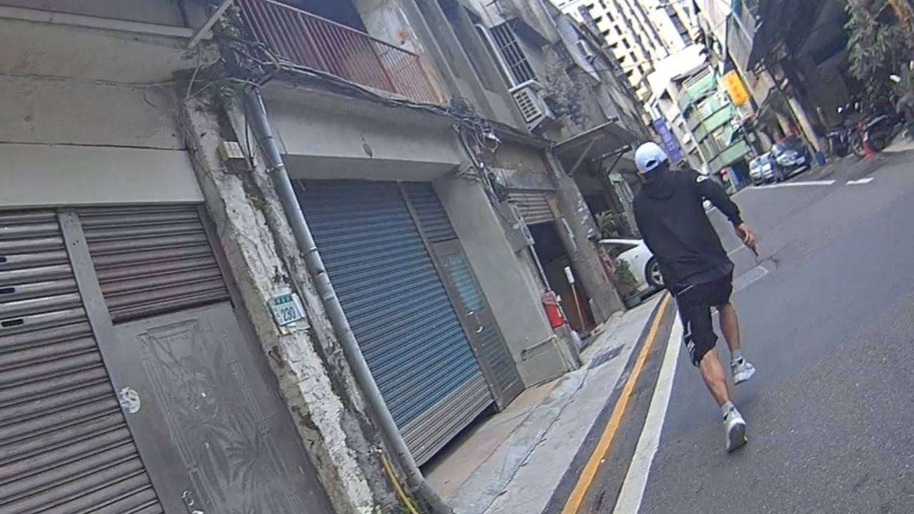 好糗!失聯移工見警察拔腿逃 「仆街」慘摔畫面曝 1859057 0