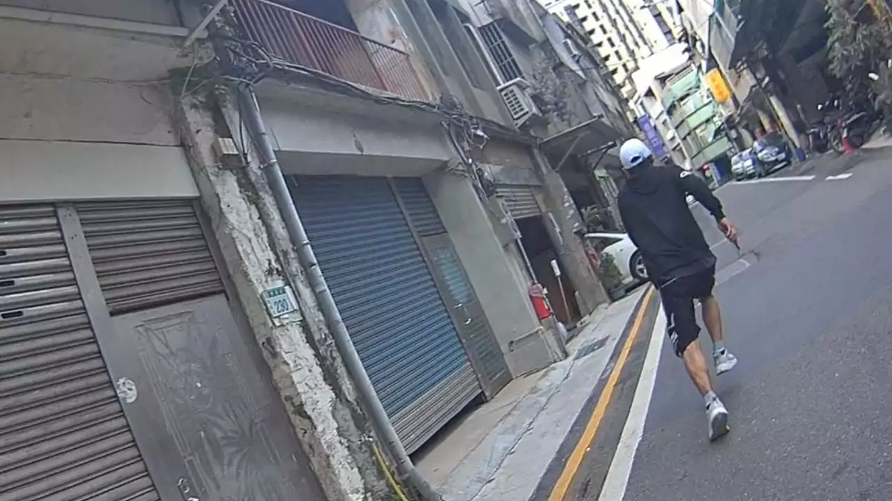 好糗!失聯移工見警察拔腿逃 「仆街」慘摔畫面曝 1859057 0