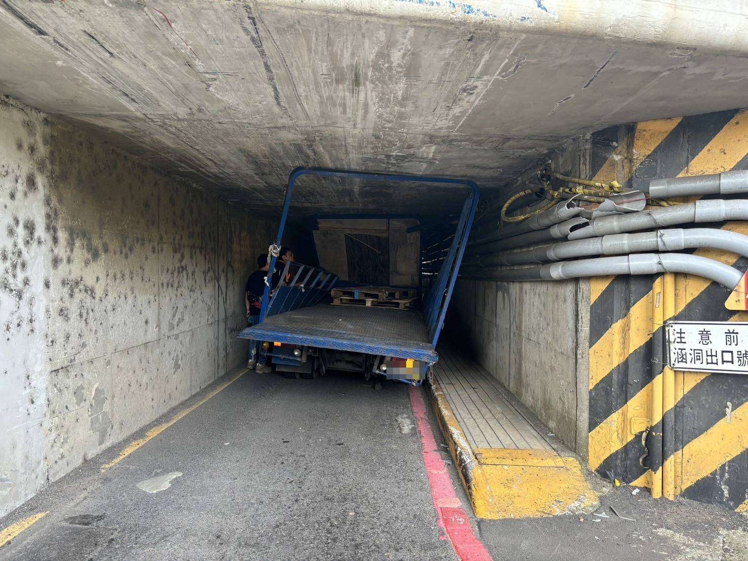 【有片】未注意限高!貨車卡進涵洞 貨斗撞到「歪腰」 1868701