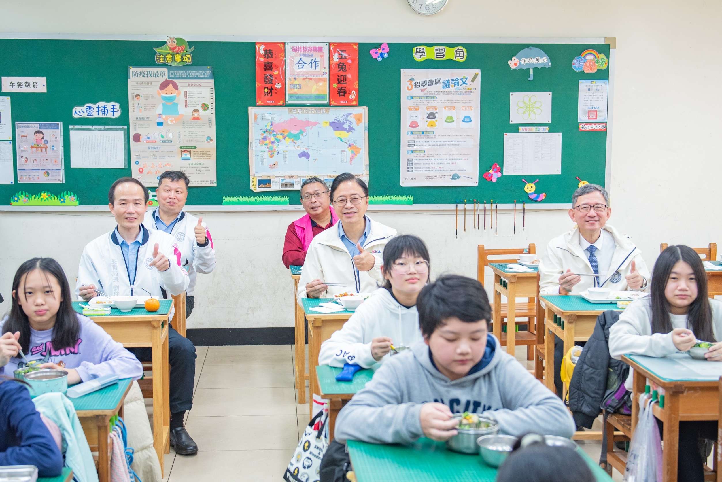 桃園市長張善政上任後就推出國中小免費營養午餐，這是在六都裡面第一個開辦的。（圖／桃園電子報）