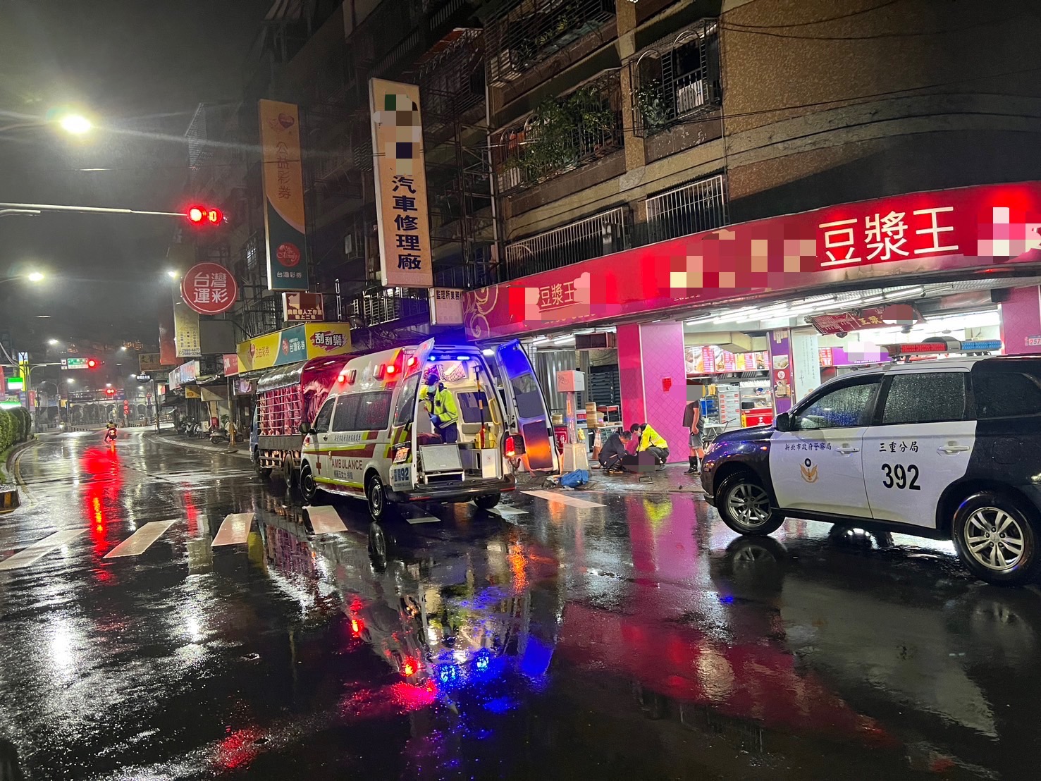 【有片】疑搶快遭豬肉車猛撞 男命危送醫搶救