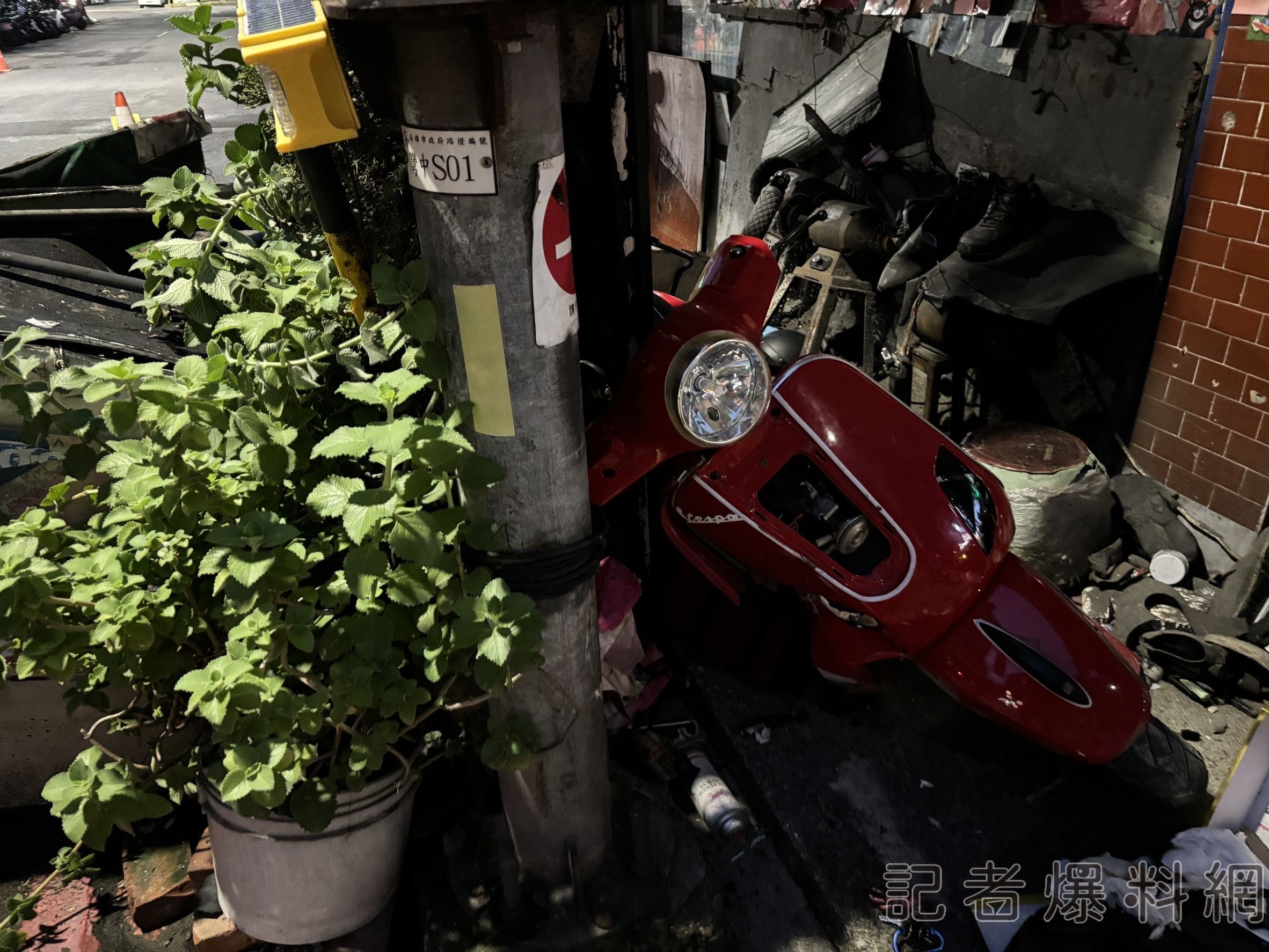 【有片】偉士牌「突偏移」 離奇自撞騎樓畫面曝