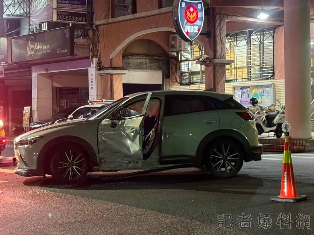 【有片】汽機車閃燈路口碰撞 路旁機車遭波及