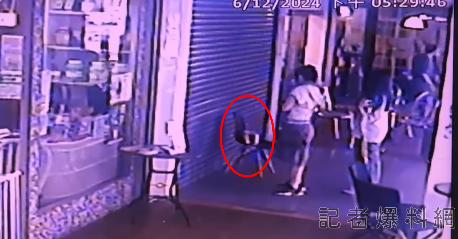 【有片】不顧高中女兒勸阻 母順手牽「煙囪捲」畫面曝