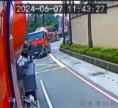 【有片】驚悚！機車、水泥車並排行駛 轉彎時女騎士遭捲入車底
