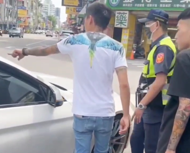 【有片】天外飛來鍋子、勺子 2車慘遭砸