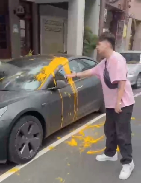 【有片】特斯拉遭潑漆 車主:不要得罪抖音大哥
