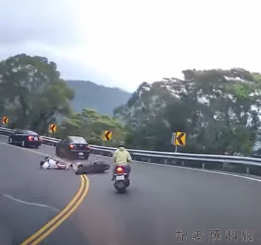 【有片】糗!山道猴子壓車過彎 下秒慘摔險波及其他車輛