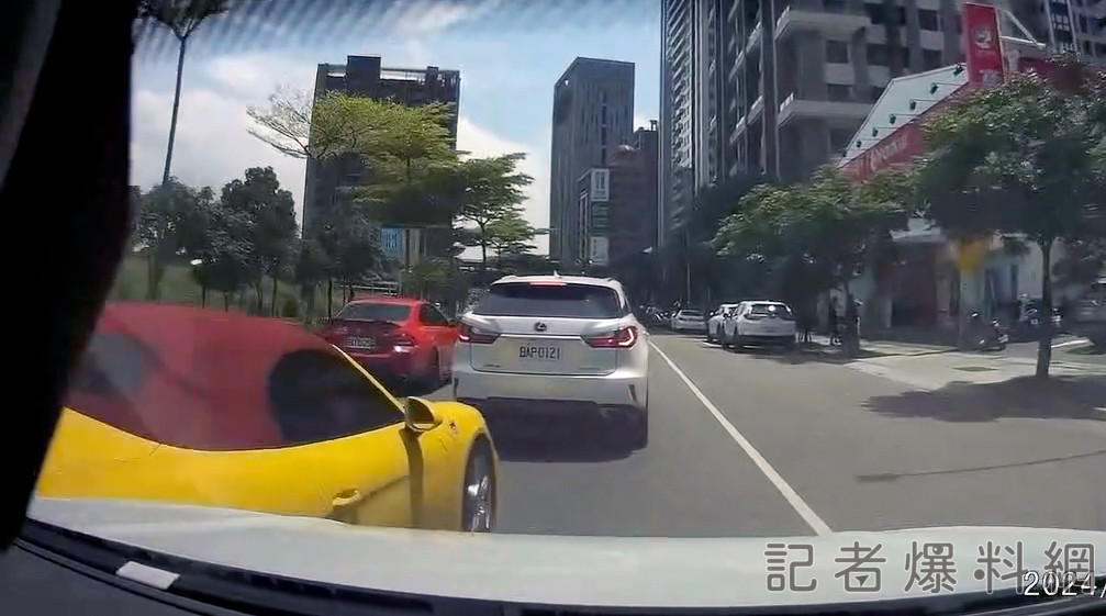 【有片】保時捷突變換車道撞直行車 竟嗆對方「你賠得起嗎?」