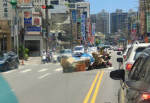 【有片】狂!桃園電動車阿嬤拖行整串回收物 網:最強聯結車