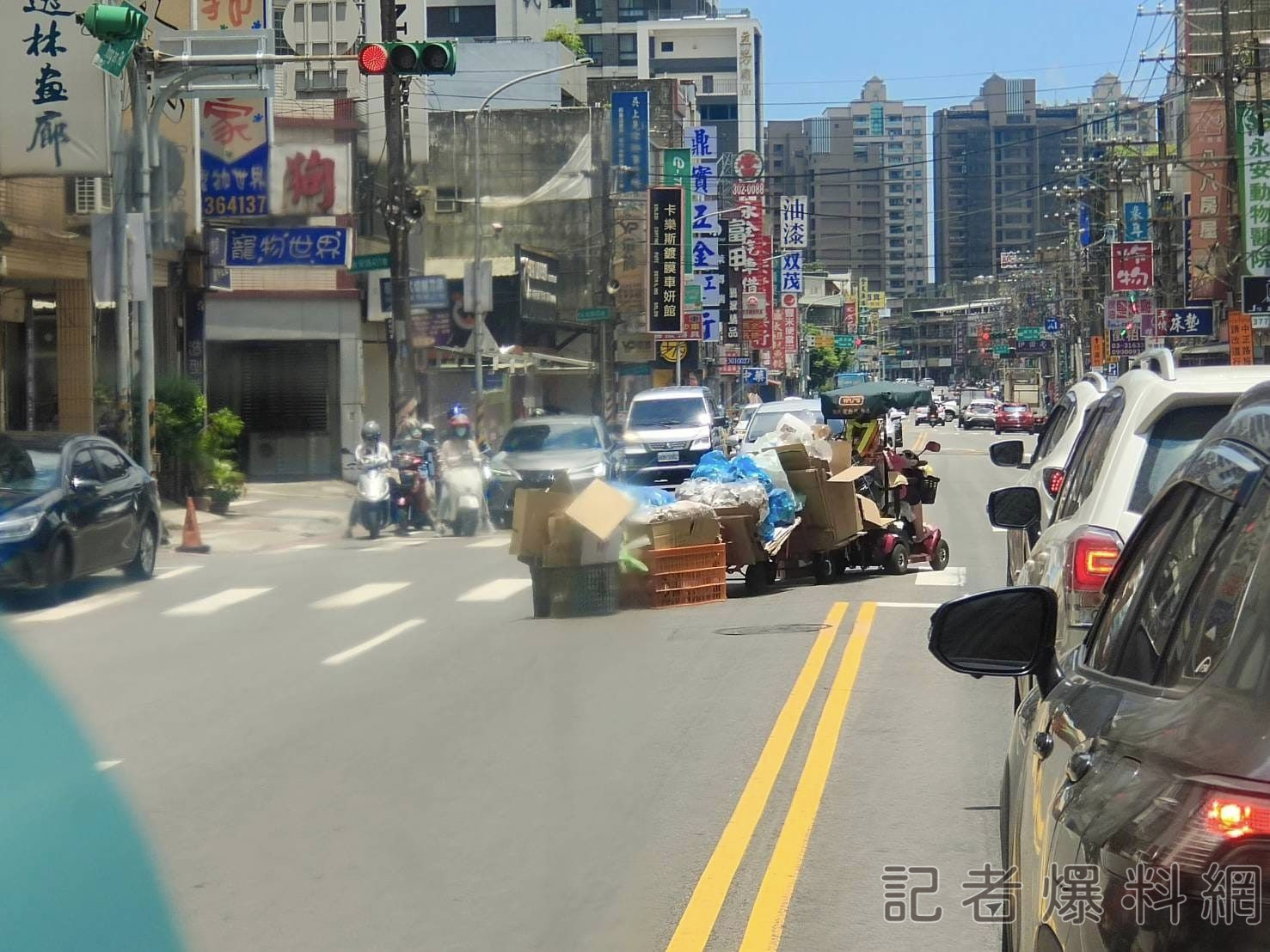 【有片】狂!桃園電動車阿嬤拖行整串回收物 網:最強聯結車