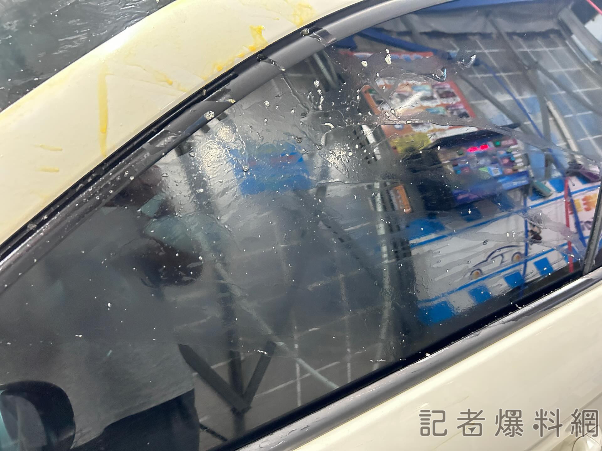 【有片】疑似開太慢 女駕駛遭比中指、砸雞蛋