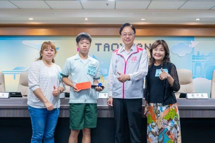 表揚桃園5學子獲總統教育獎殊榮 張善政頒贈獎助學金 20240619145751558