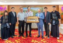 桃園2選手角逐世界劍道錦標賽 張善政贈禮盒打氣