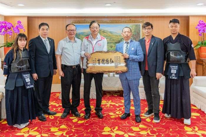 桃園2選手角逐世界劍道錦標賽 張善政贈禮盒打氣 20240621174701624