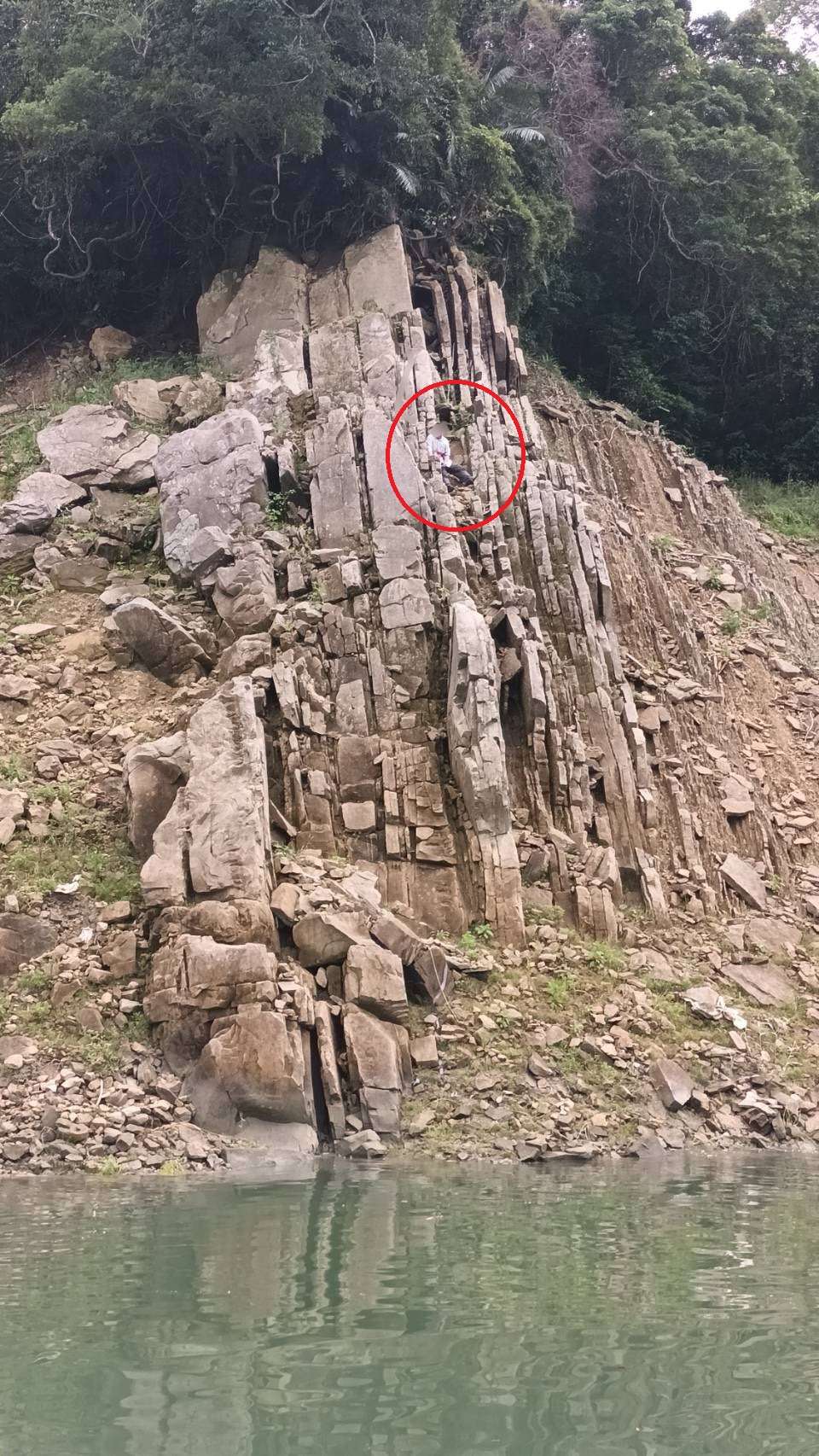 驚險!7旬男失足卡石門水庫石壁 桃消大溪分隊即刻伸援 2gsef45sd4