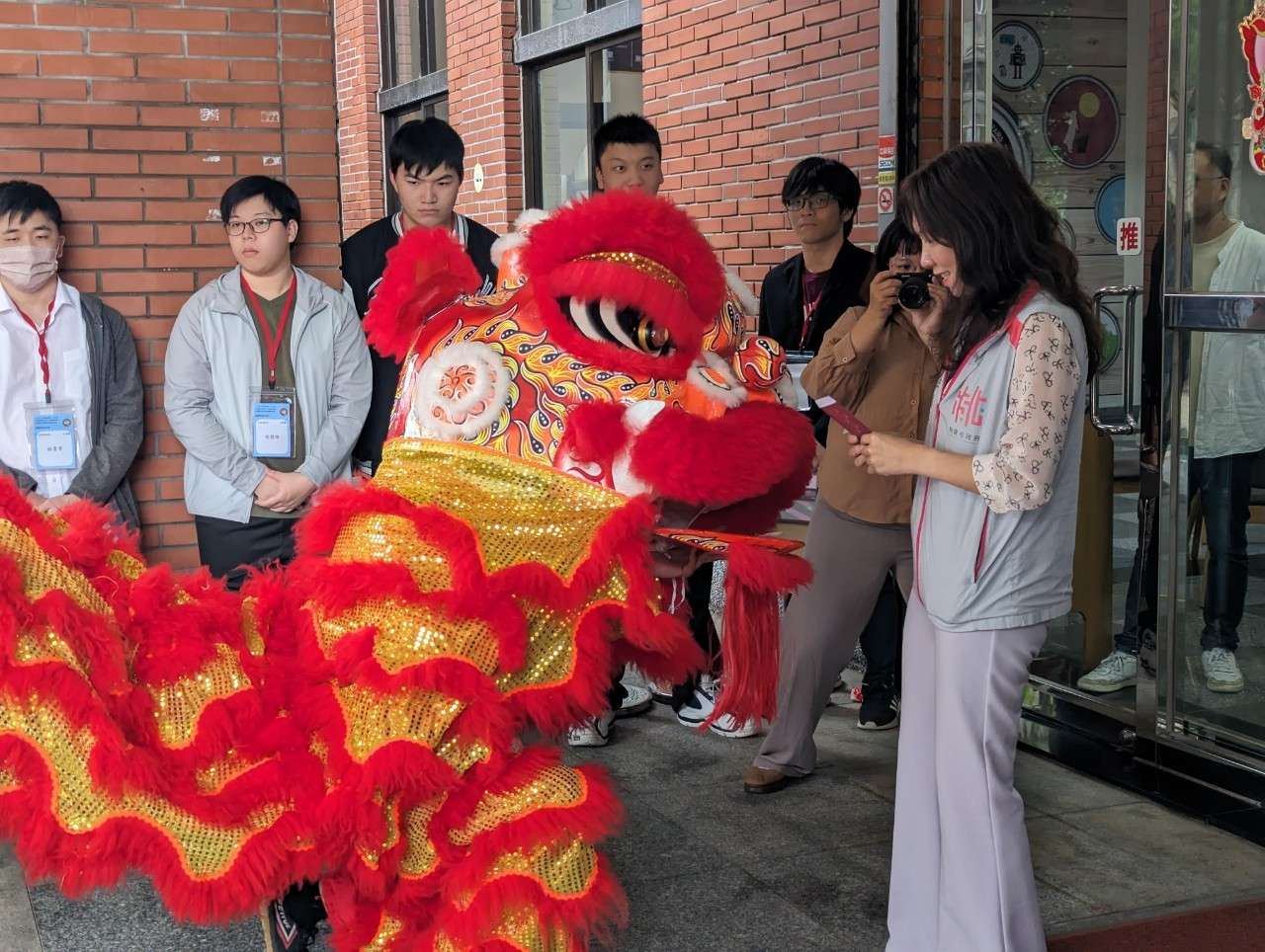 龍華科大「毛焦點」進駐桃園青創指揮部 侯佳齡:鼓勵青年創造更多可能性 3.青年局侯佳齡局長與舞獅互動 0