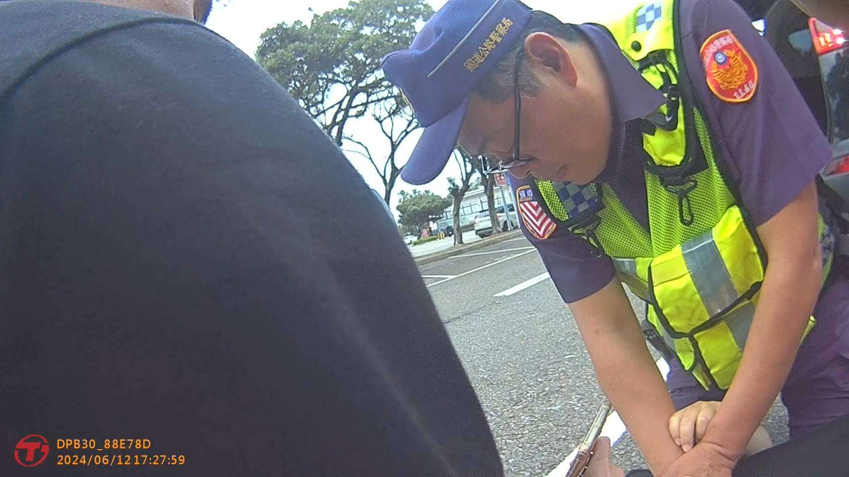 【有片】女倒臥轎車後座失去意識 國道警即刻救援 361898
