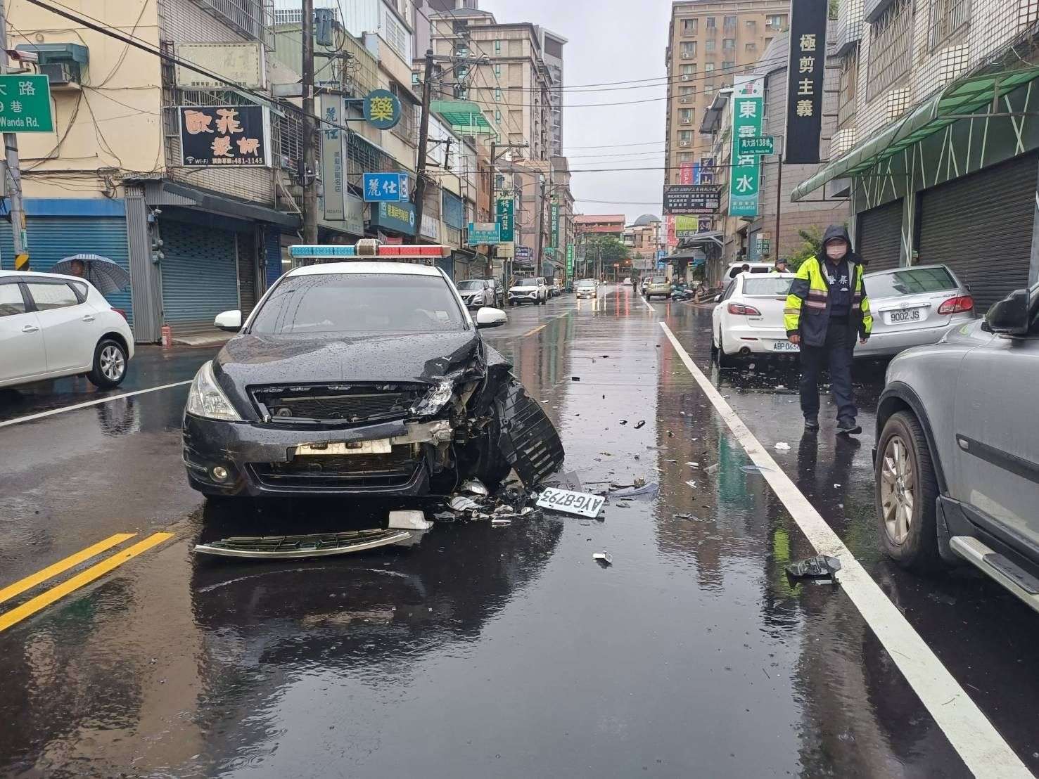 偷車賊拒捕衝撞警車 2警受傷送醫 363965 0