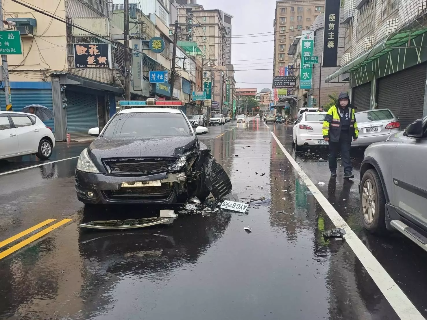 偷車賊拒捕衝撞警車 2警受傷送醫 偷車賊拒捕衝撞警車 2警受傷送醫