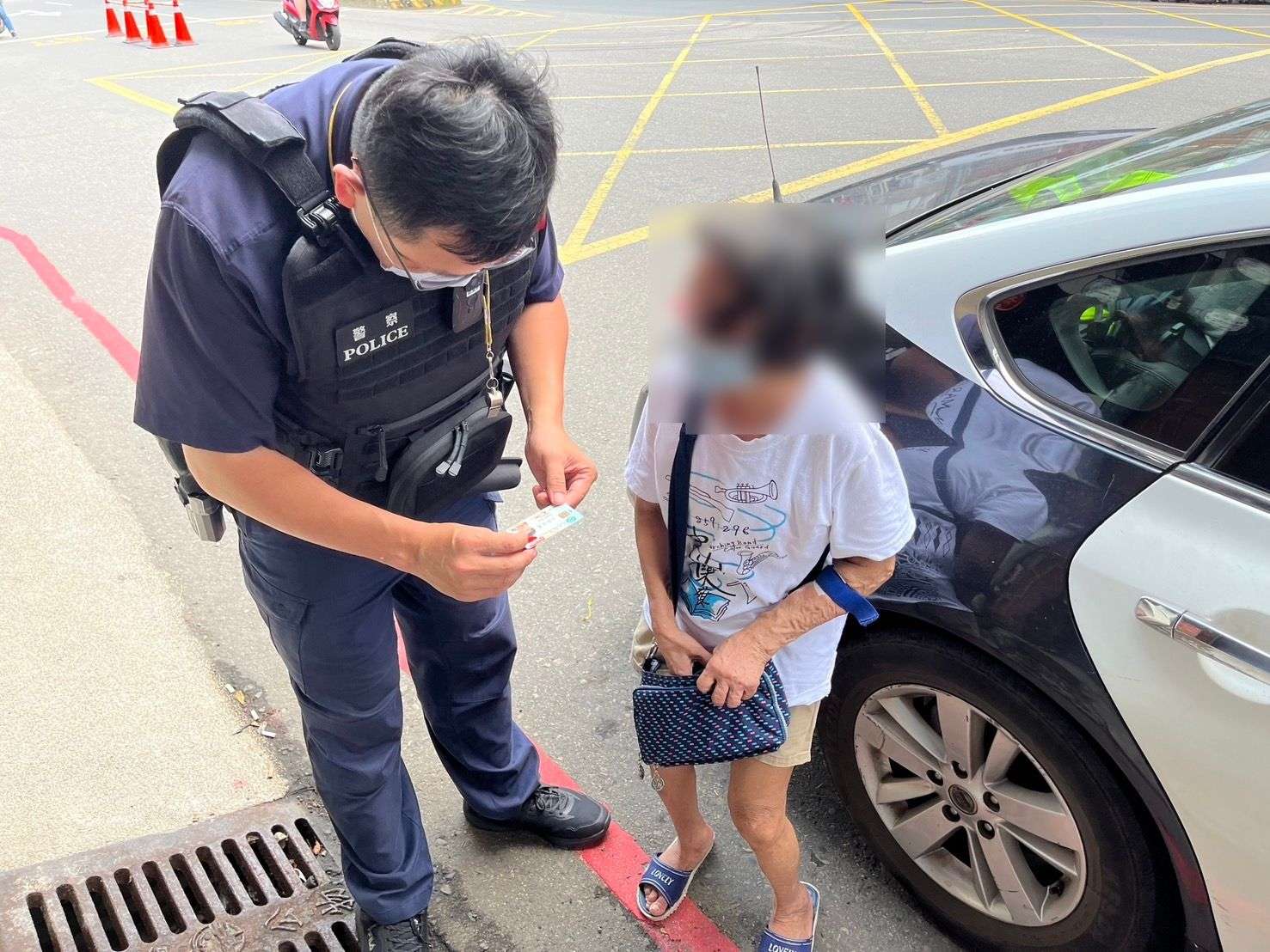 老婦外出迷途無助站路旁 平警靠「這個」助她團圓 372290