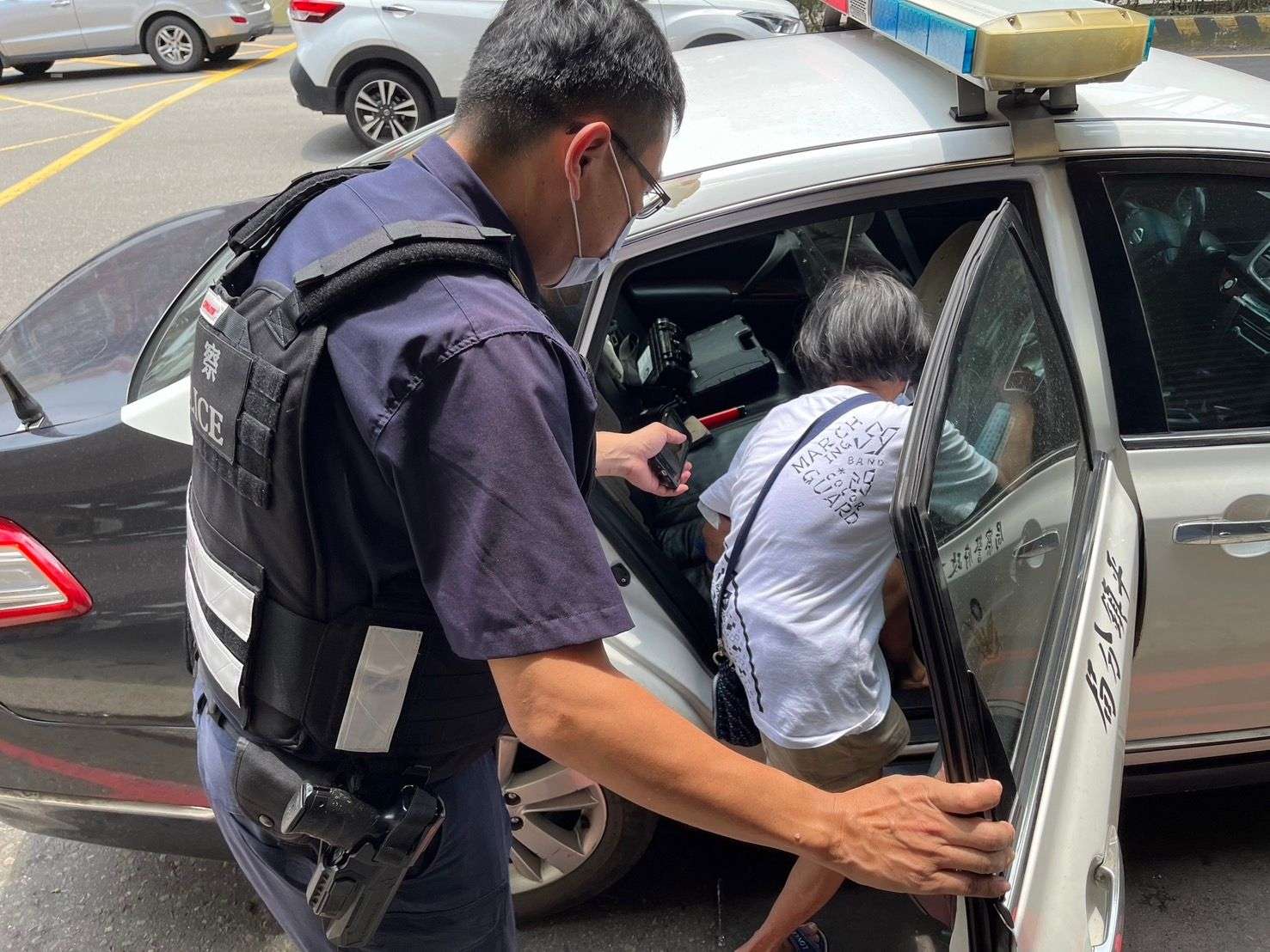老婦外出迷途無助站路旁 平警靠「這個」助她團圓 372291