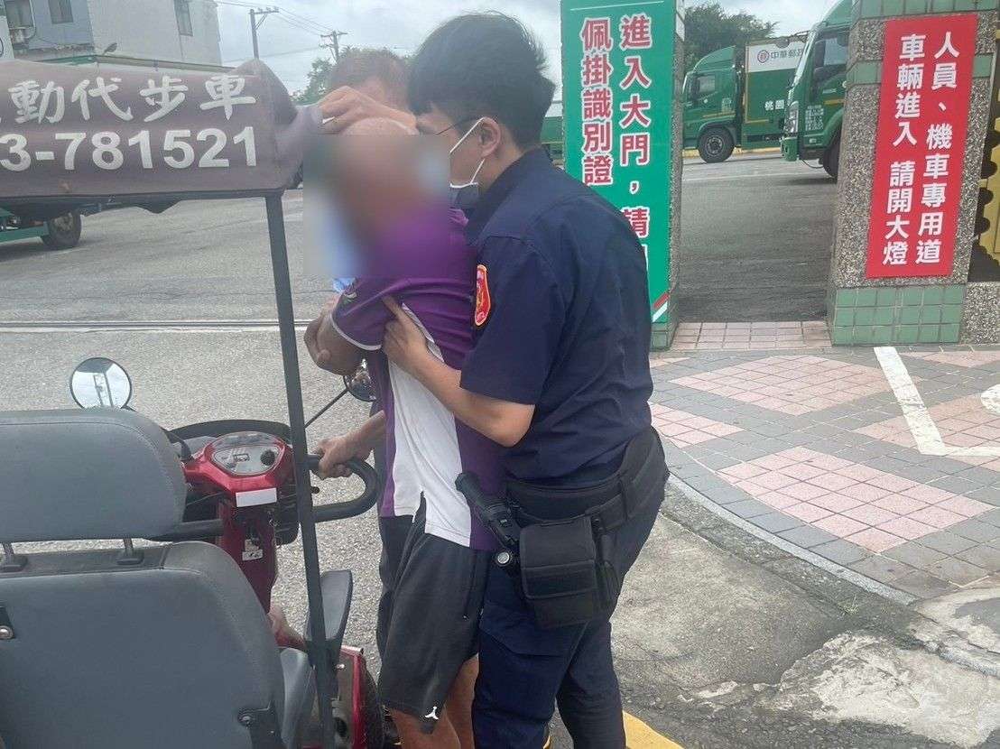 騎車半路沒電無助卡路中 平警暖心伸援助老翁返家 372832