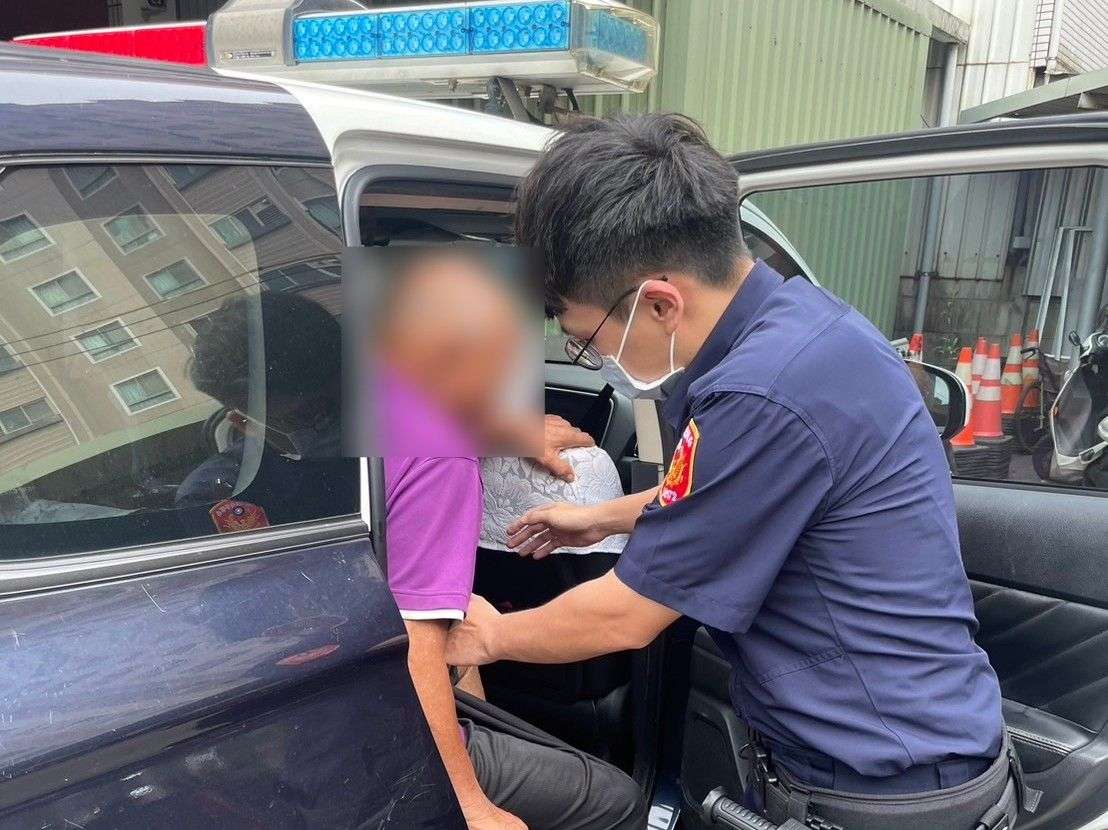 騎車半路沒電無助卡路中 平警暖心伸援助老翁返家 372834