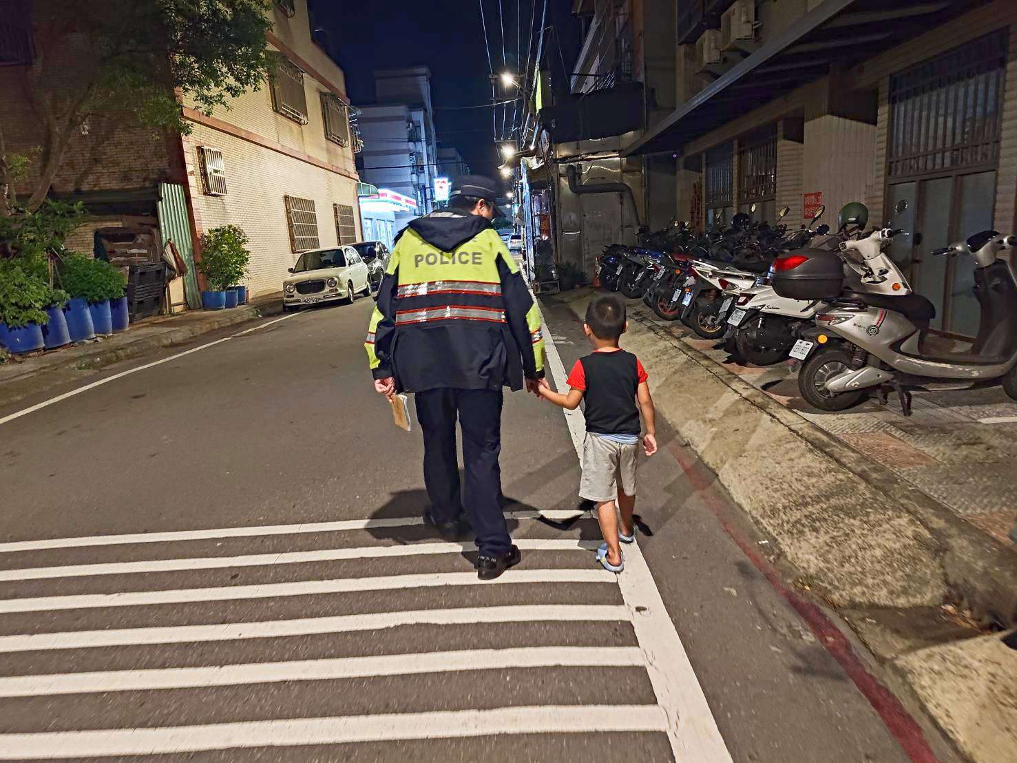 7歲童深夜迷路急哭 大園暖警助返家 379643 0