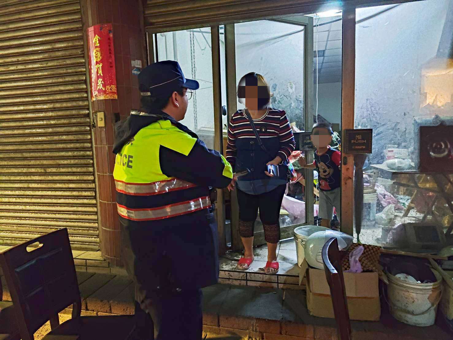 7歲童深夜迷路急哭 大園暖警助返家 379645 0